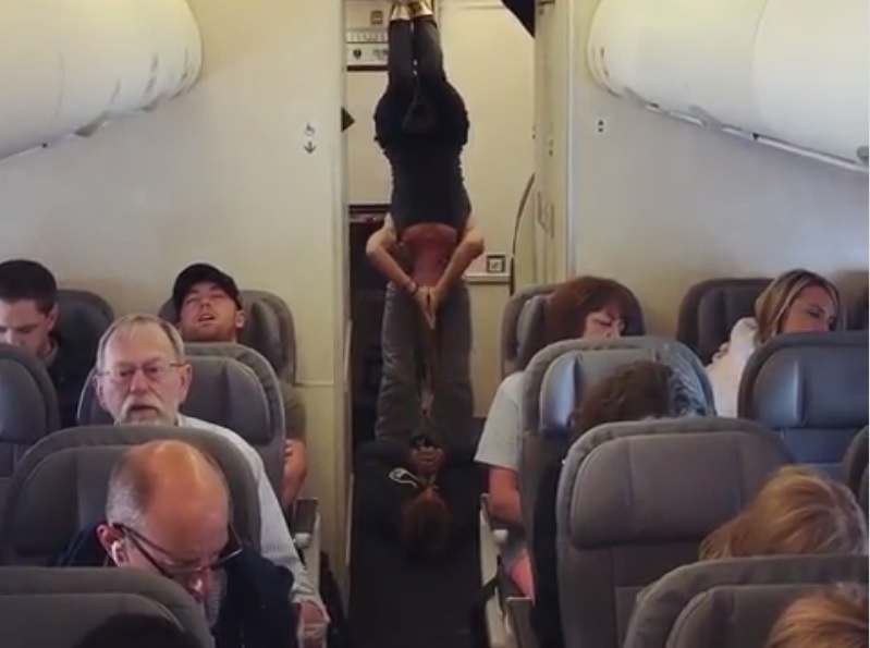 Nhung hanh dong bi hai cua khach di may bay anh 1