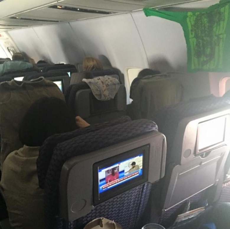 Nhung hanh dong bi hai cua khach di may bay anh 11