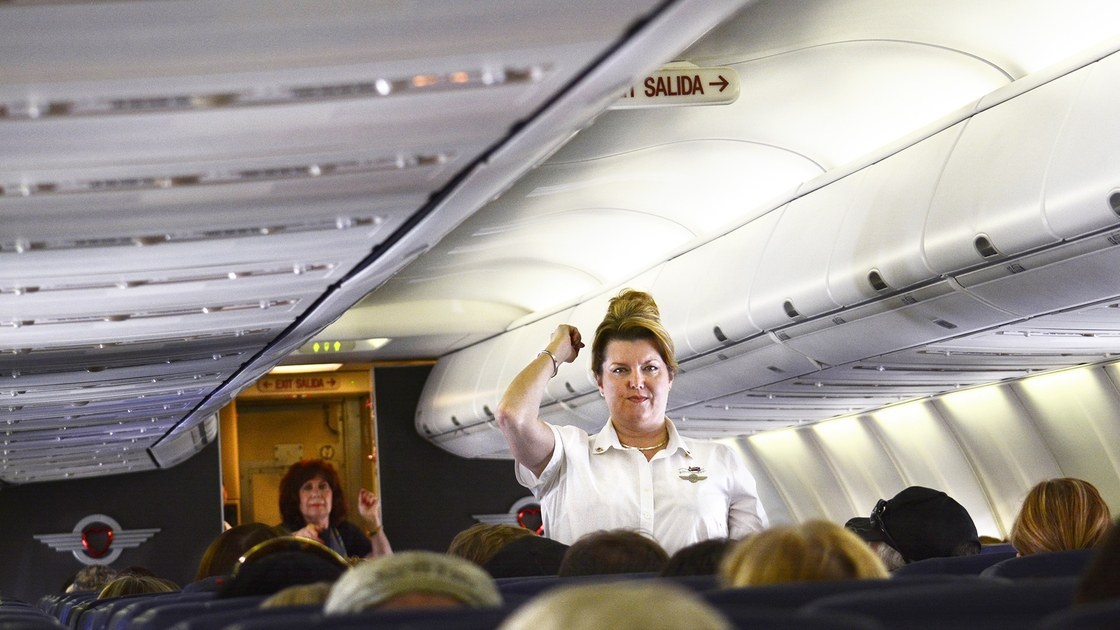 Nhung hanh dong bi hai cua khach di may bay anh 2