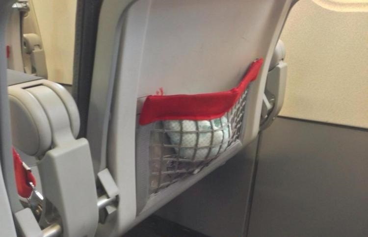 Nhung hanh dong bi hai cua khach di may bay anh 4