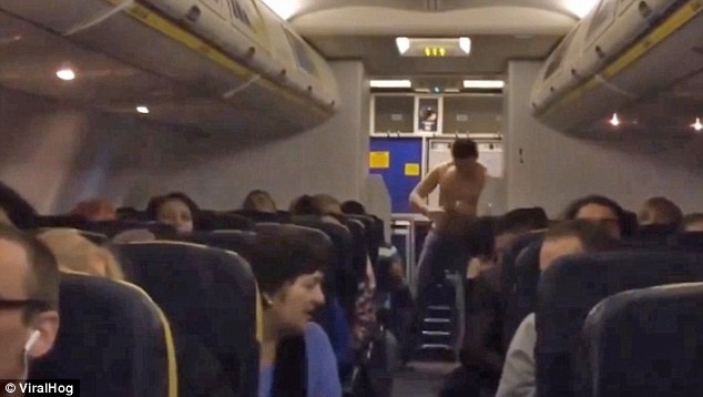 Nhung hanh dong bi hai cua khach di may bay anh 9