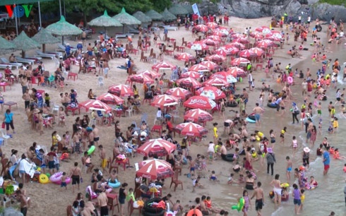 Cat Ba gan kin khach dat phong dip le Quoc khanh 2/9 hinh anh