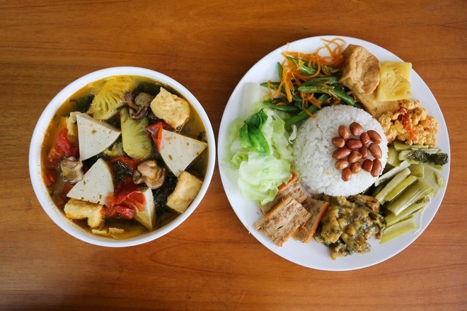 6 quan chay ngon,  gia binh dan o Ha Noi cho mua Vu Lan 2017 anh 1