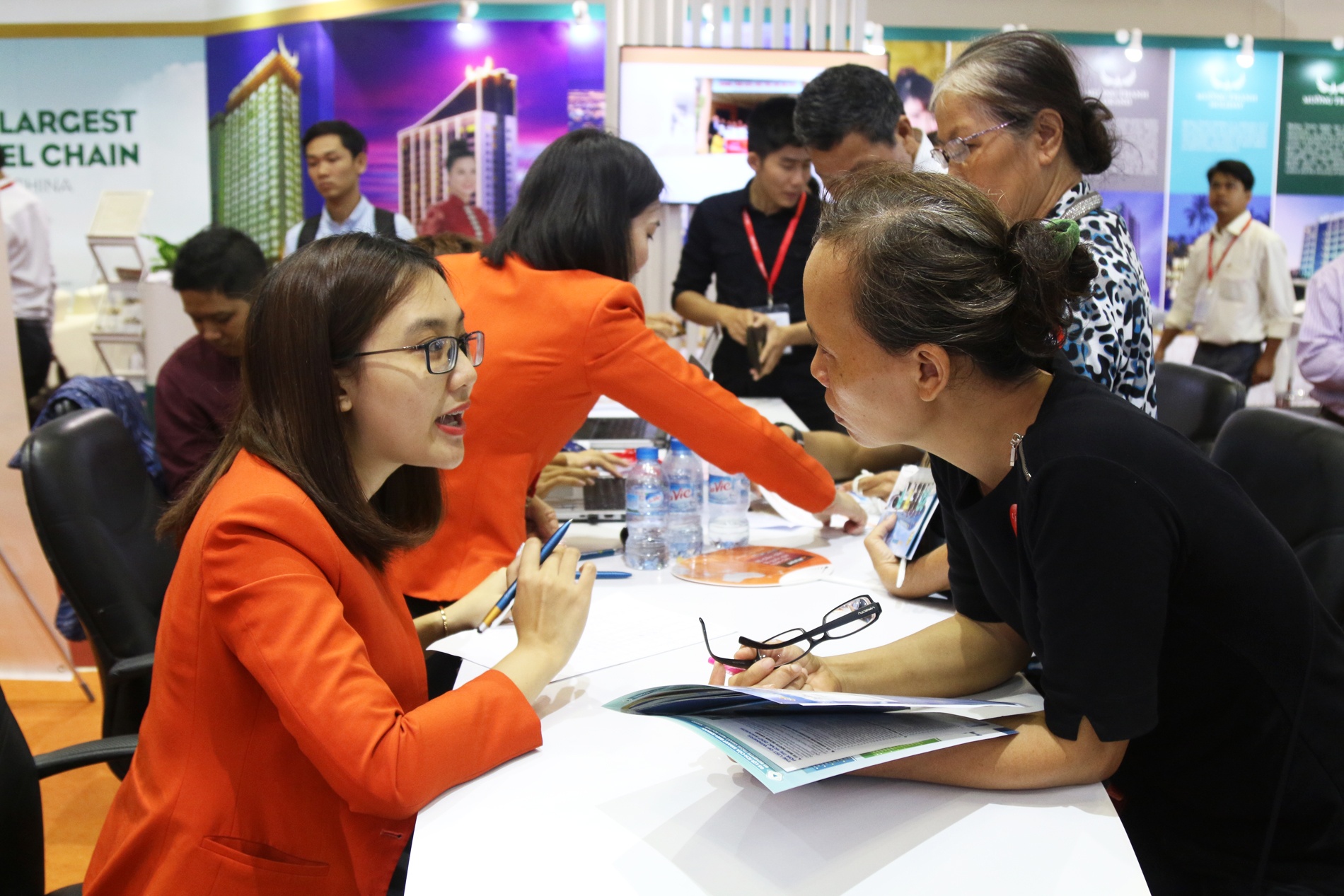 Xep hang dai mua ve 0 dong o Hoi cho Du lich Quoc te hinh anh