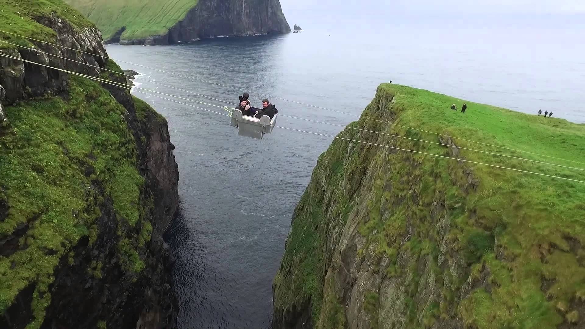 Cap treo dac biet hoat dong bang suc nguoi hinh anh