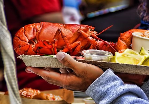 Tom hum tung la thuc an cua nguoi ngheo hinh anh