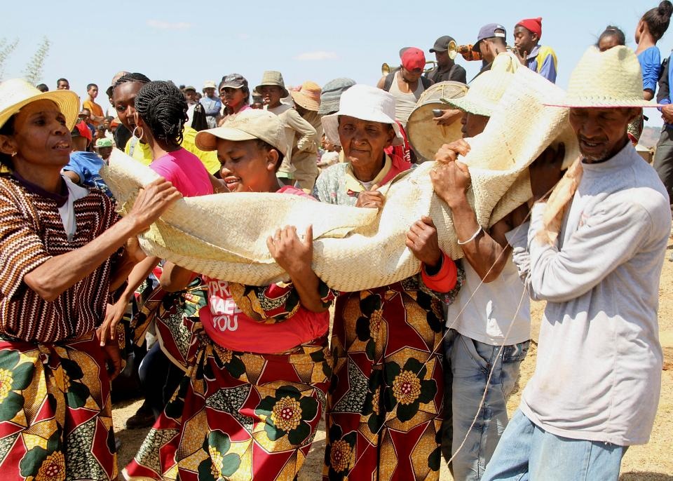 Nhung truyen thong gay tranh cai tren the gioi anh 7