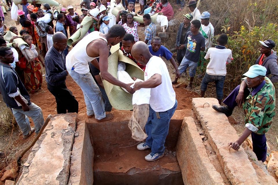 Nhung truyen thong gay tranh cai tren the gioi anh 8