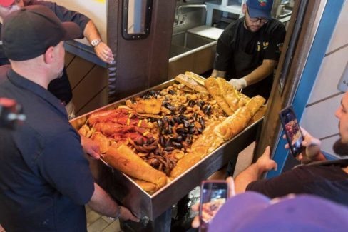 Khay hai san khong lo nang hon 45kg hinh anh