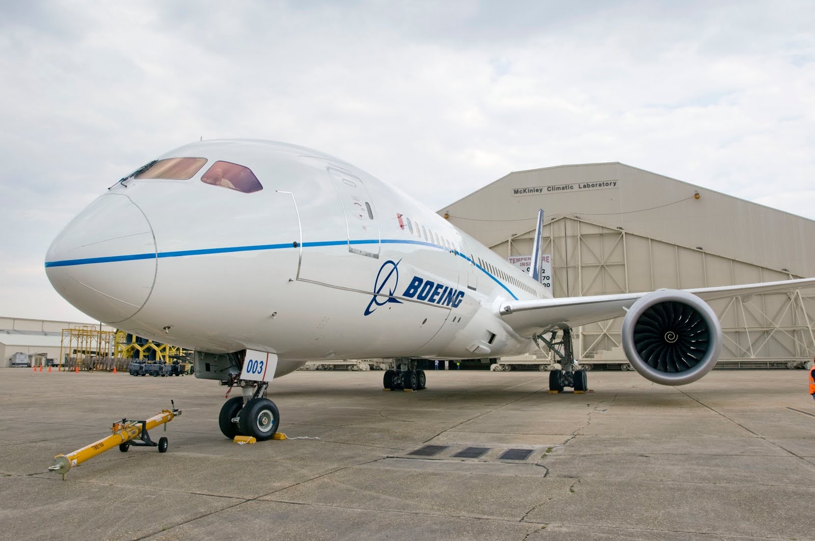 Vi sao may bay thuong duoc son mau trang? hinh anh