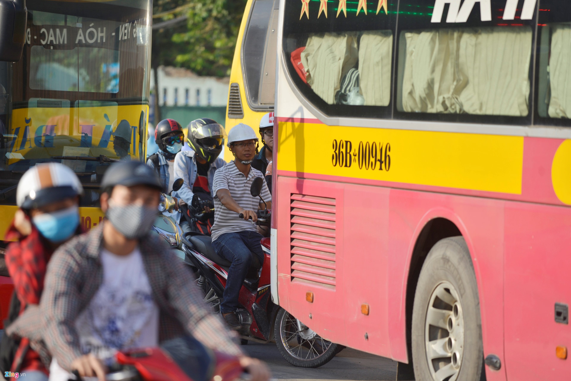 Khach Tay ri tai nhau meo &lsquo;song sot&rsquo; khi di xe may o Viet Nam anh 1