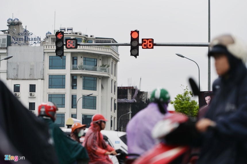 Khach Tay ri tai nhau meo &lsquo;song sot&rsquo; khi di xe may o Viet Nam anh 9