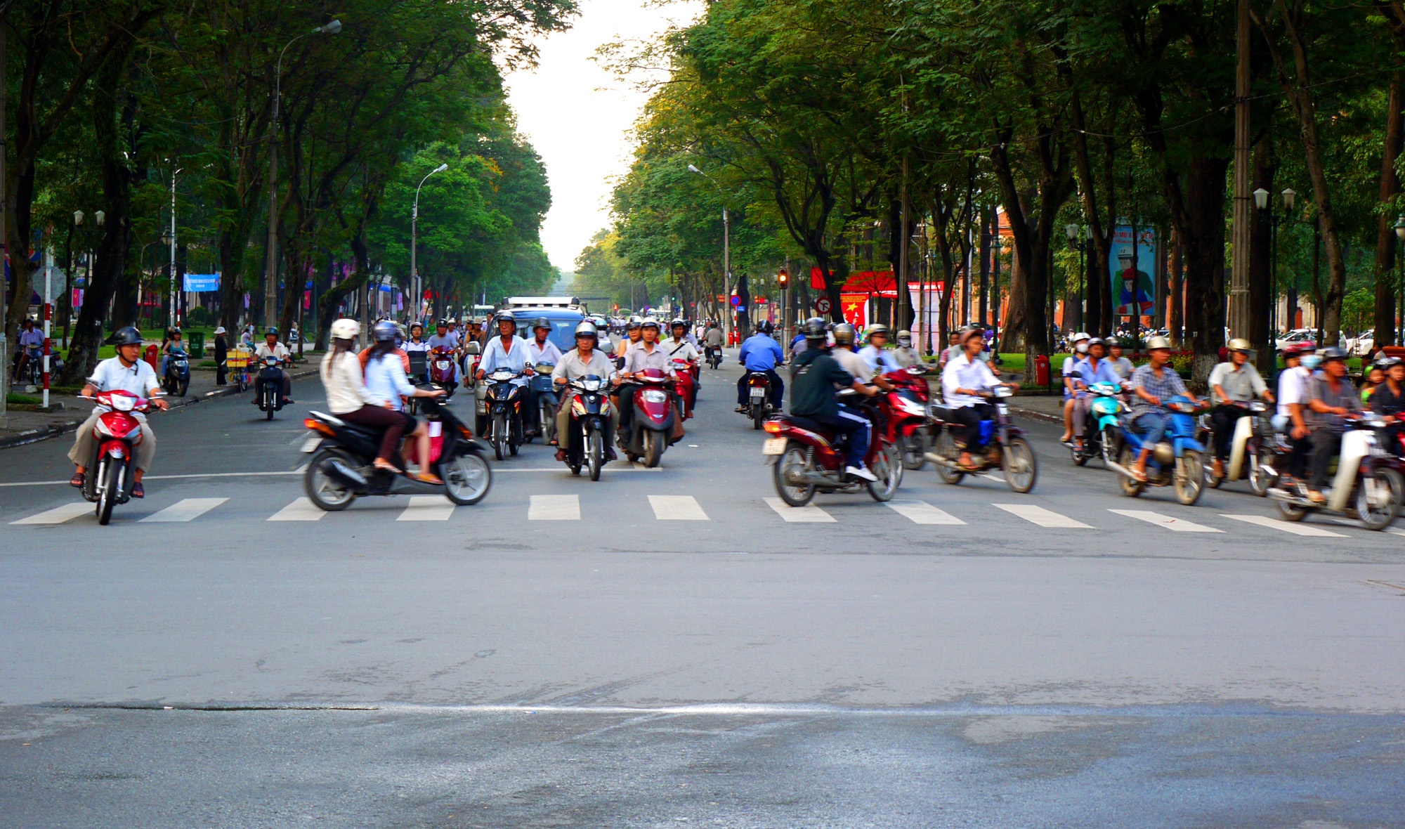 Khach Tay ri tai nhau meo &lsquo;song sot&rsquo; khi di xe may o Viet Nam anh 6