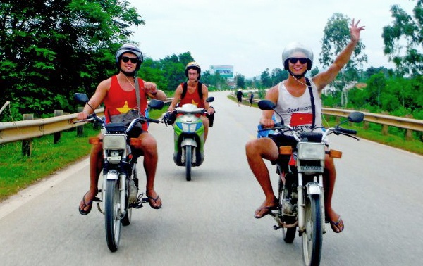 Khach Tay ri tai nhau meo ‘song sot’ khi di xe may o Viet Nam hinh anh