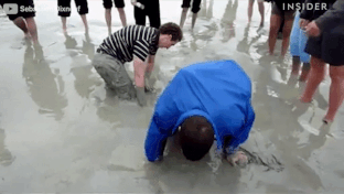 Du khach hoc cach thoat khoi cat lun o dao thuy trieu hinh anh