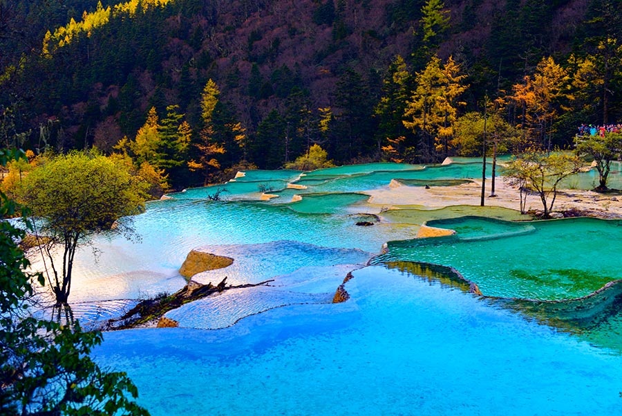 Thung lung co hang tram ho nuoc nong o Trung Quoc hinh anh