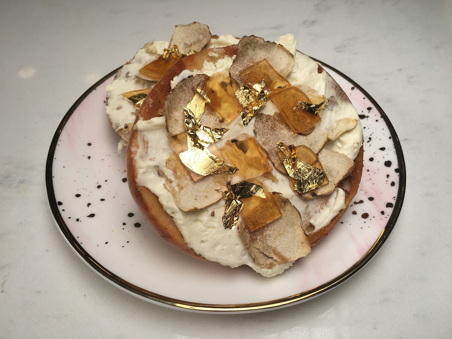 Quy trinh che bien chiec banh mi gia 1.000 USD hinh anh