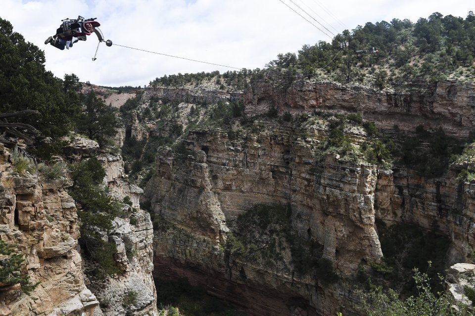Xich du cho du khach lao xuong vuc tham hinh anh