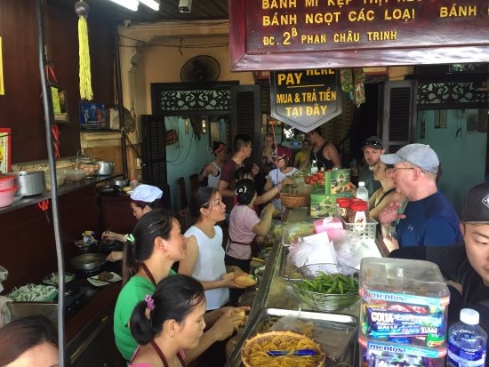 Quan banh mi va pho Cha Tu Dan an o Hoi An noi tieng den muc nao? anh 2