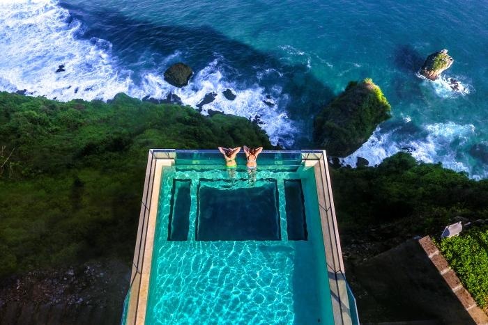 Be boi day kinh dang so nho ra khoi vach da hinh anh