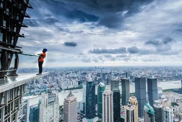 Loi di day kinh dung toc gay tren dinh thap o Thuong Hai hinh anh