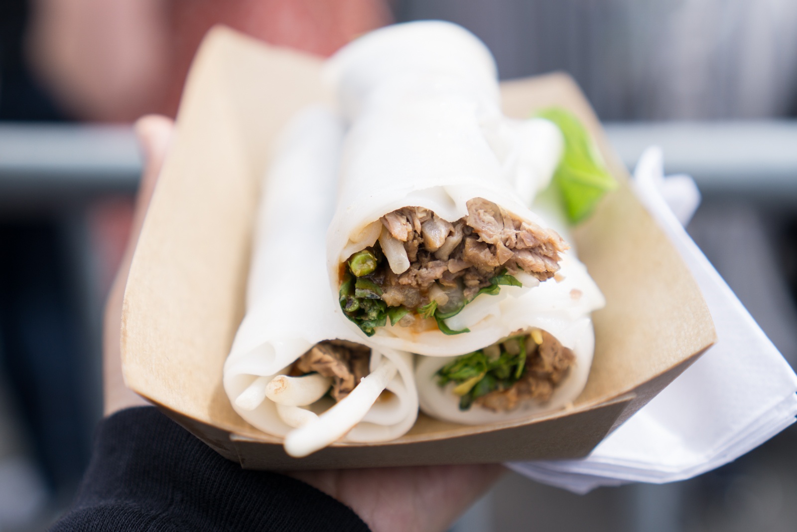 Pho cuon Viet hut khach o cho My hinh anh