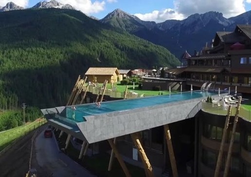 Be boi vo cuc dang so giua lung chung troi hinh anh