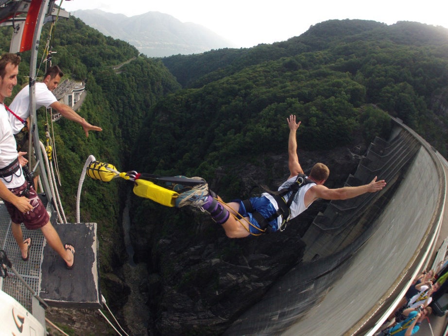 Nhay bungee tu do cao dung toc gay nhu diep vien 007 hinh anh