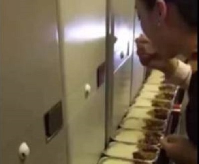 Tiep vien Trung Quoc len an suat com cua hanh khach? hinh anh