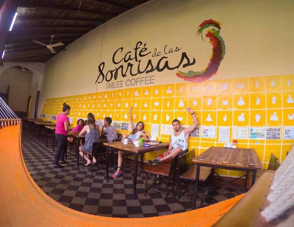 Quan ca phe cho du khach hoc ngon ngu ky hieu hinh anh