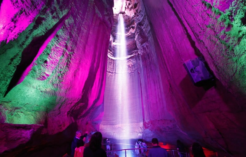 Thac nuoc ba tang trong long dat hinh anh