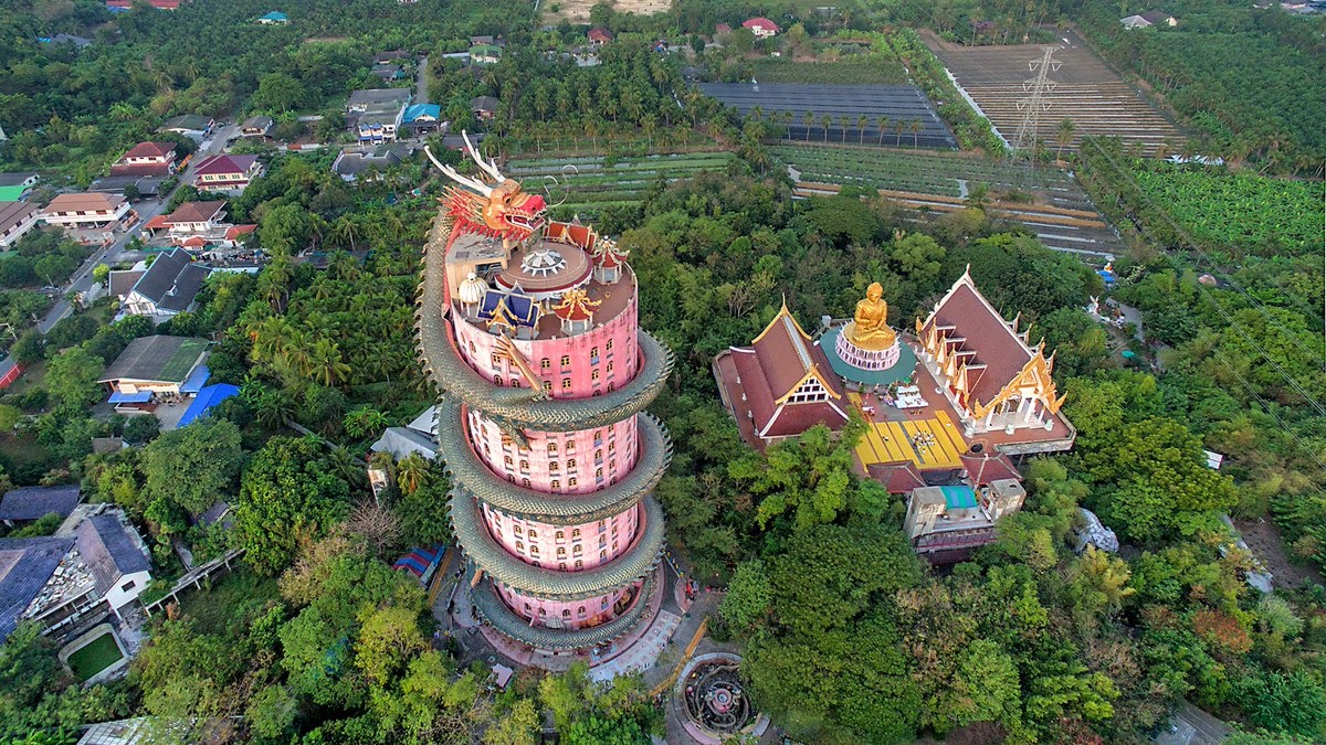 Ngoi den co ca mot con rong khong lo quan quanh hinh anh