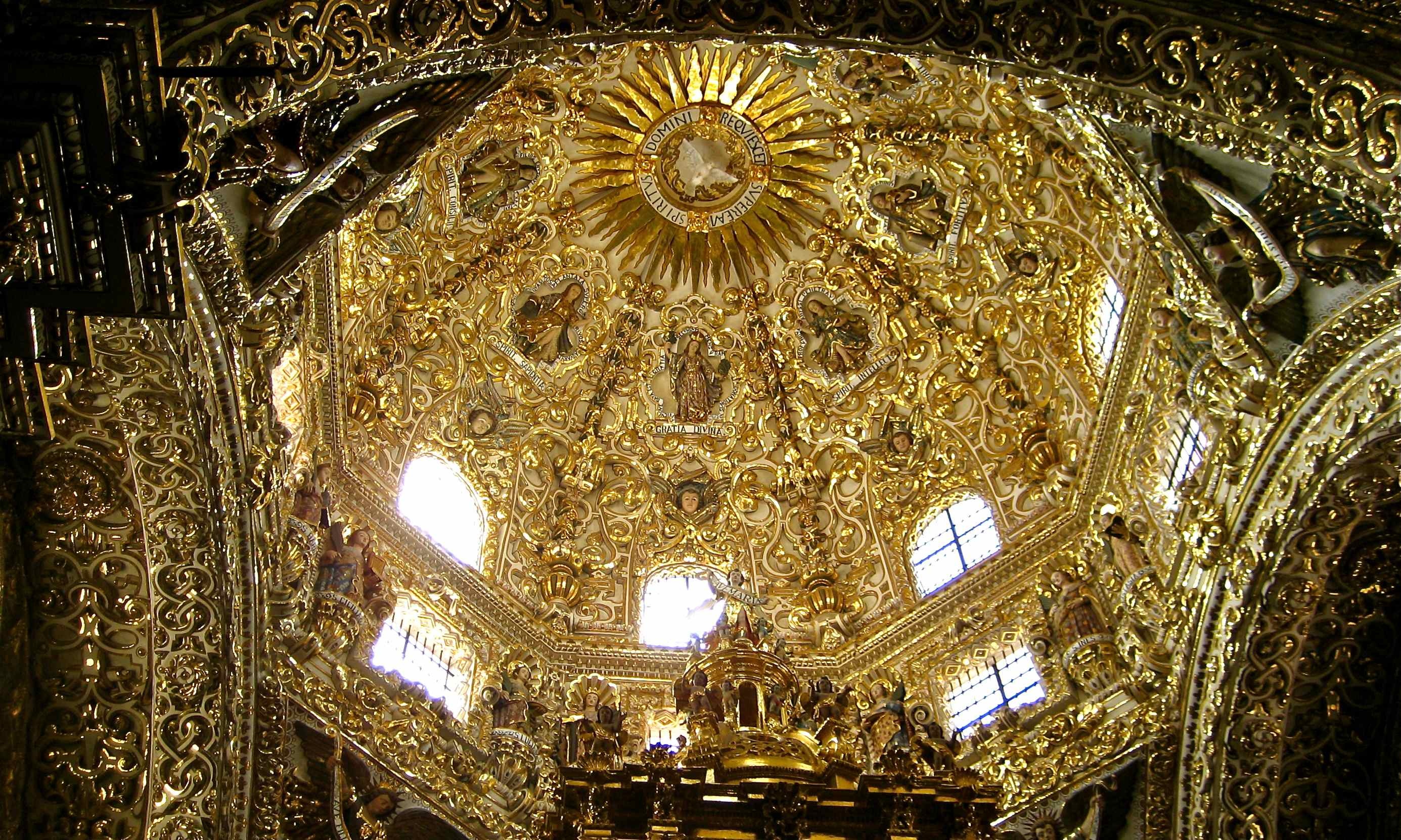 Nha tho co ben trong trai nguoc hoan toan be ngoai hinh anh