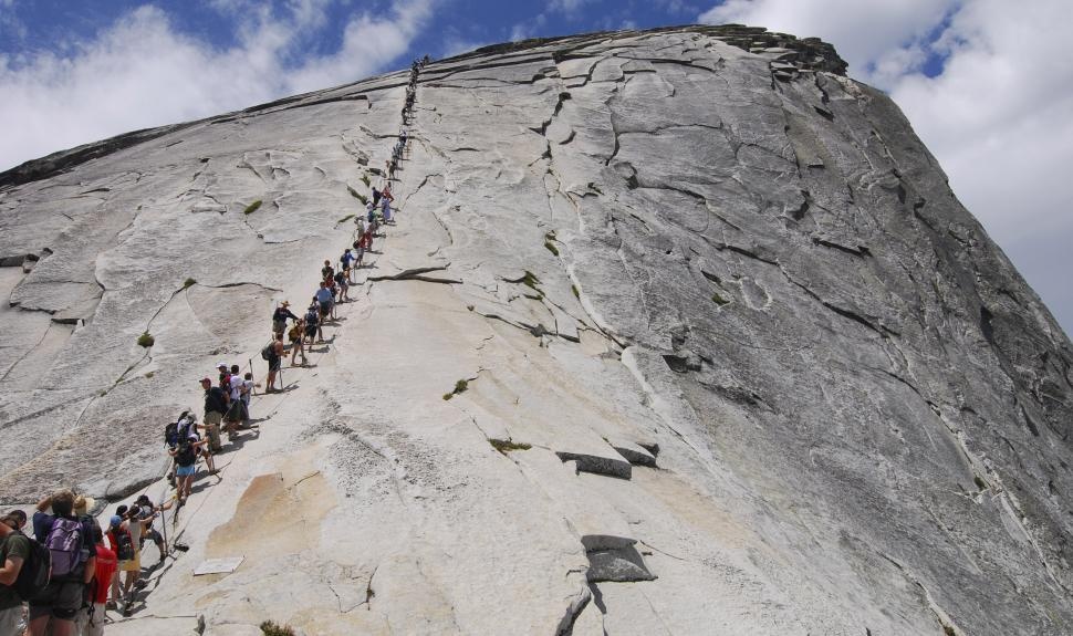 Vach da dung dung nguy hiem van hut khach hinh anh