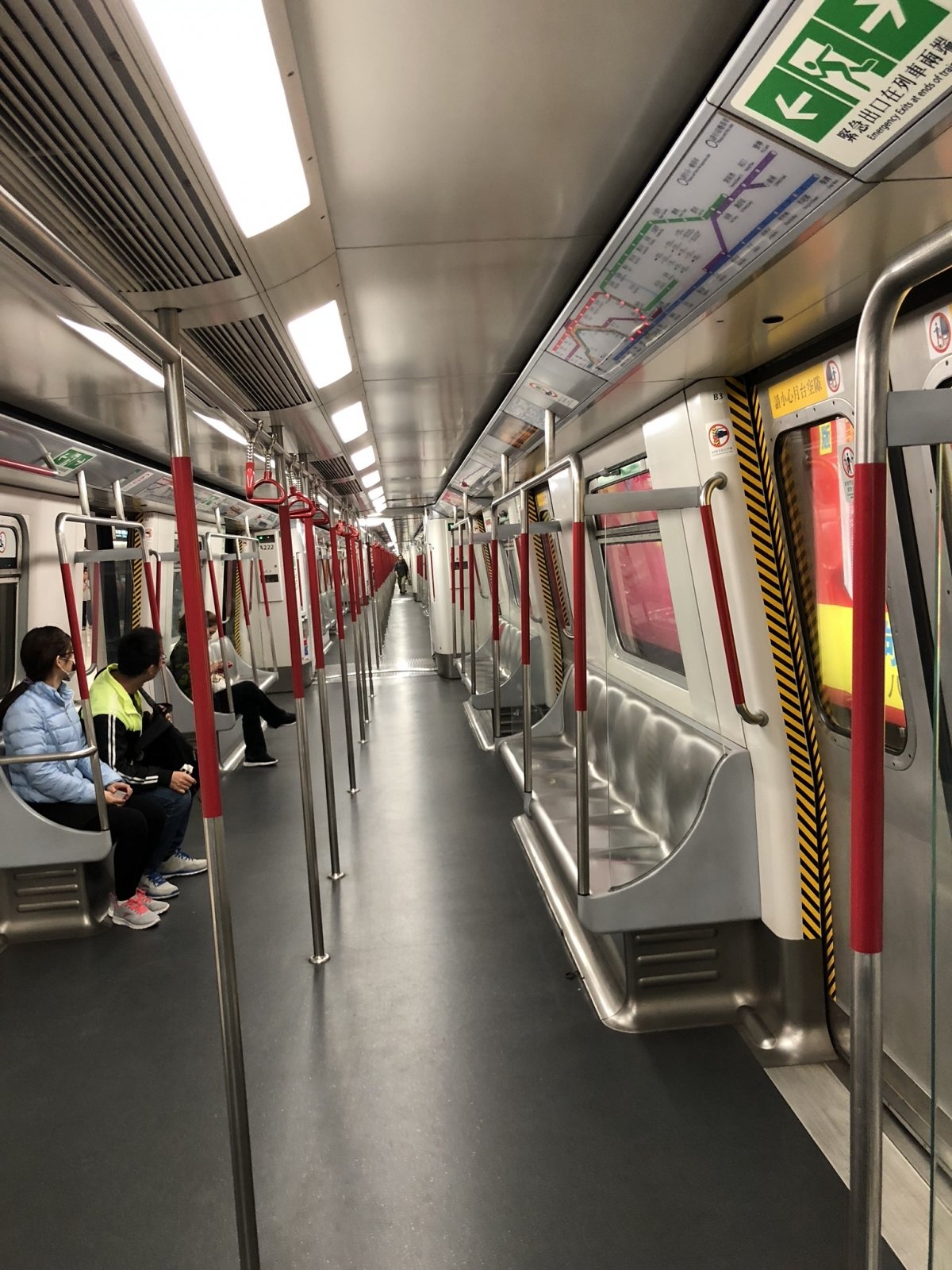 Tau dien ngam MRT o Hong Kong anh 1