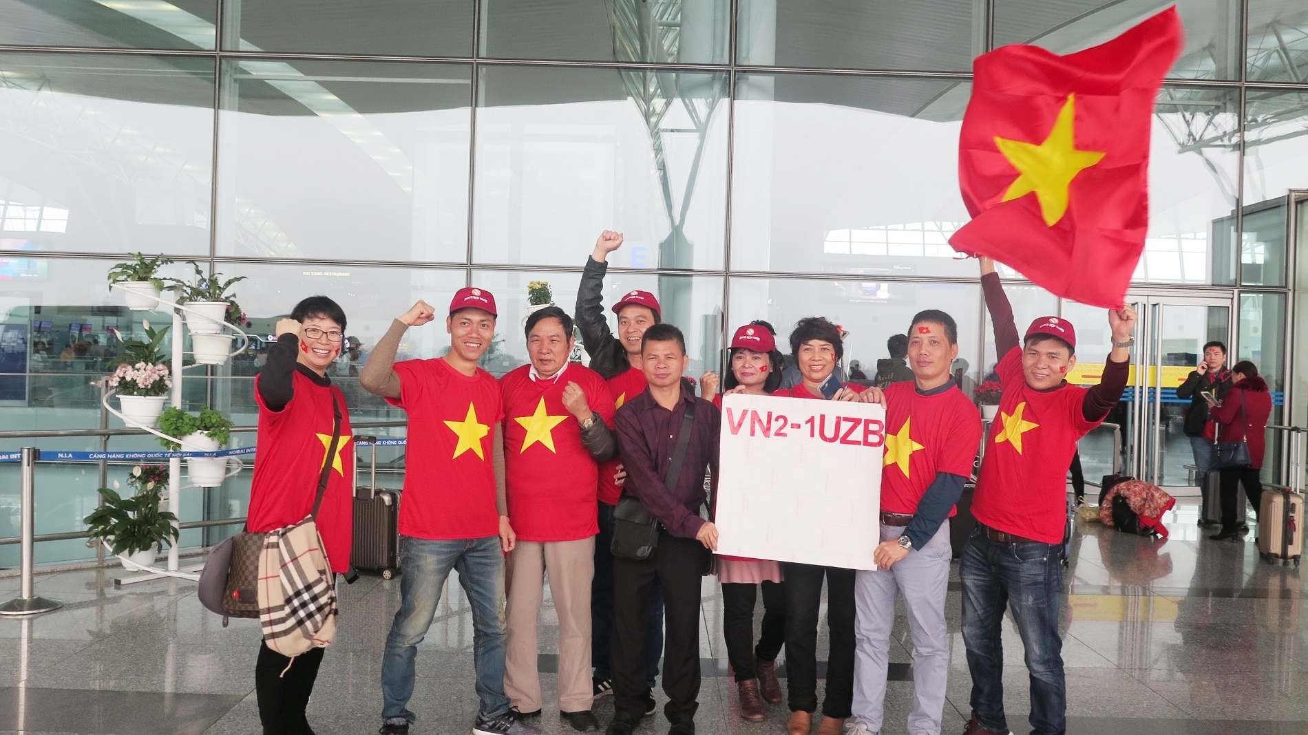 Hang nghin nguoi mua tour sang Thuong Chau co vu U23 Viet Nam hinh anh