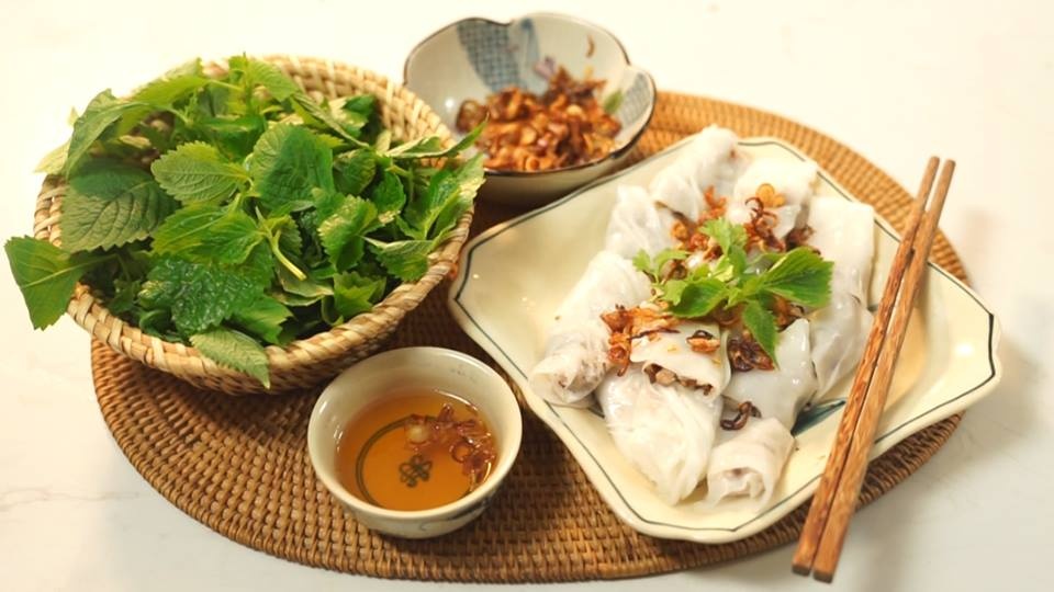 Lam banh cuon trang bang chao vua de vua ngon hinh anh