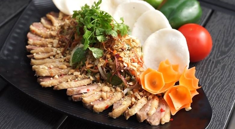 Hoc bep truong nha hang cach lam goi vit chua ngot hinh anh