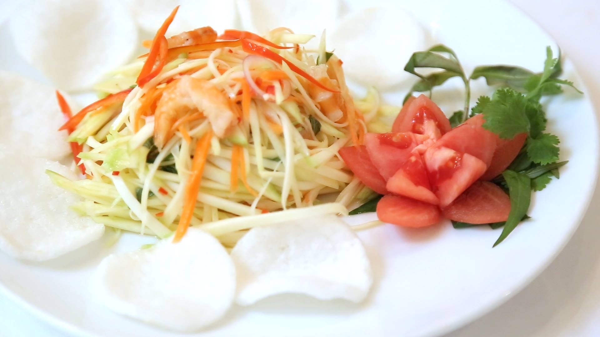 Tro tai lam goi xoai tom la mieng cho tiec tat nien hinh anh