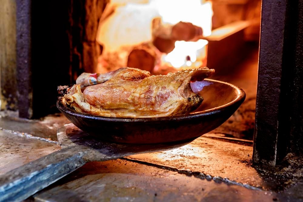 Nha hang co bep lo chay suot 293 nam khong tat hinh anh