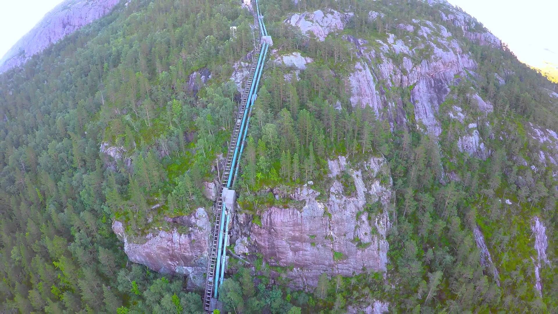 Cau thang go hon 4.000 bac cao dung toc gay hinh anh