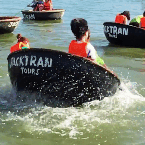 Thuyen thung Viet Nam khien khach Tay ngo ngang hinh anh
