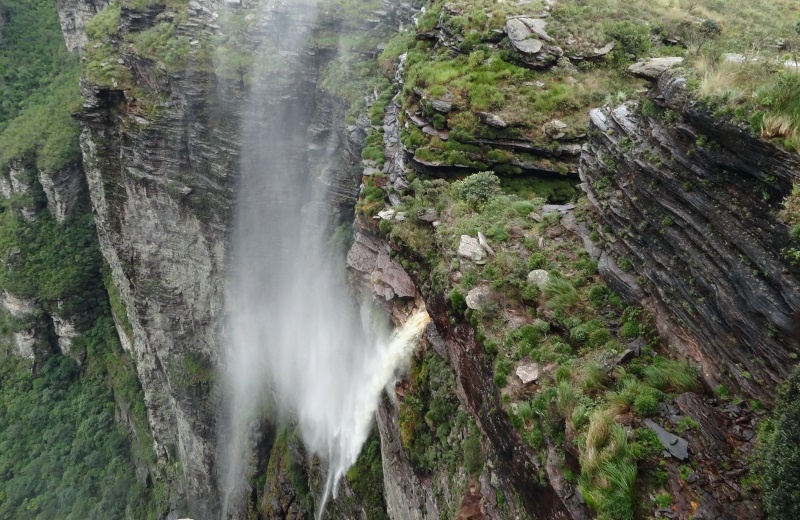 Thac cao den muc nuoc chua cham dat da boc hoi het hinh anh