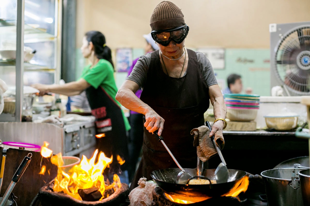 Vi sao quan an via he Thai Lan muon tra sao Michelin? hinh anh