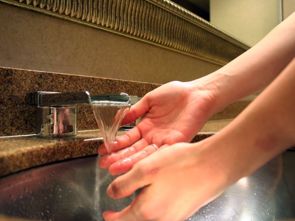 10 thoi quen khong ai ngo lai co hai cho suc khoe anh 5