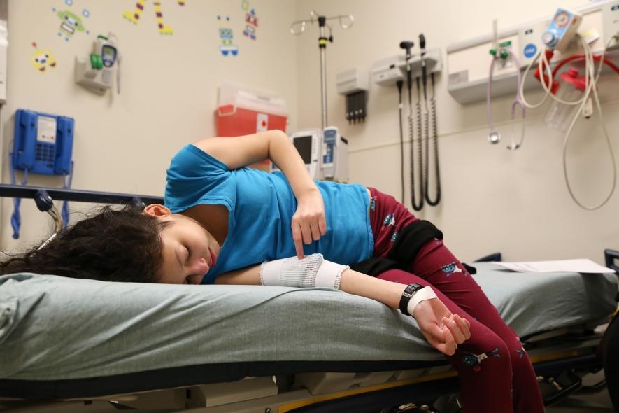 Hanh trinh can dam cua co be tu nguyen thu thuoc chua ung thu hinh anh