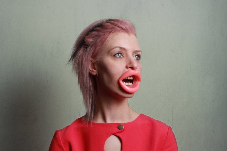 10 dung cu lam dep guong mat ky di cua phu nu hinh anh