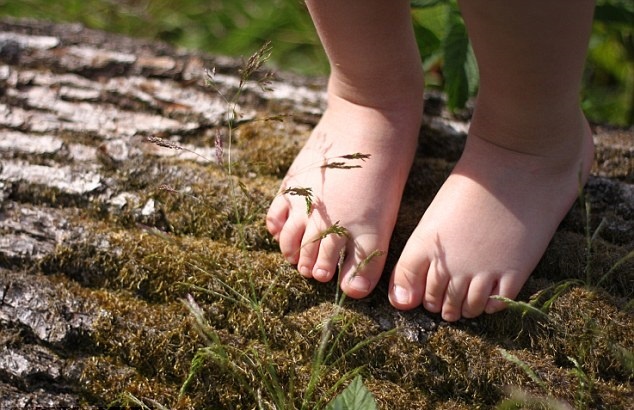 Loi ich bat ngo khi di chan dat thoi tho au hinh anh