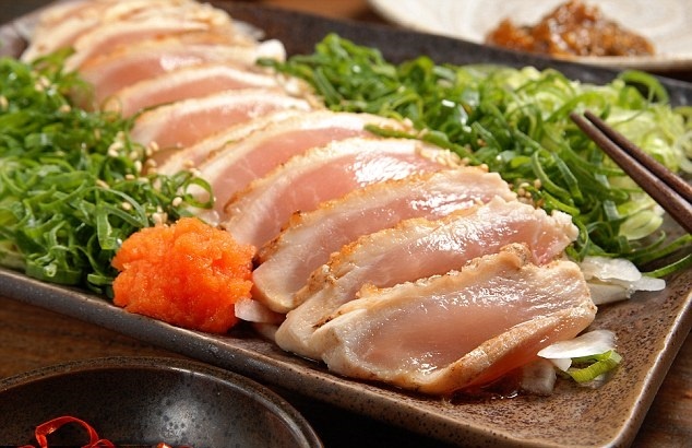 Phoi va gan day giun vi an sushi tu thit ga song hinh anh