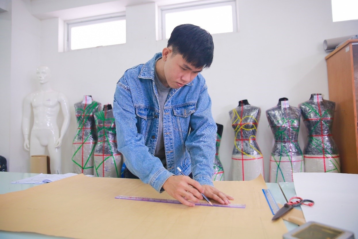 Khoi nghiep bang thoi trang - loi di moi cho sinh vien Viet hinh anh